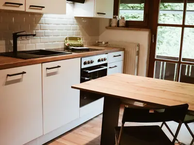 In der Küche gibt es eine Sitzgelegenheit für max 4 Personen