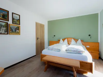 Schlafzimmer mit Bergblick vom Bett aus
