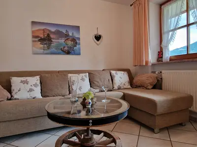 Wohnzimmer mit ausziehbarer Couch