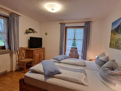 Schlafzimmer mit Fernseher