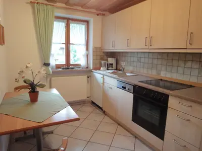 Küche mit Spülmaschine und Backofen