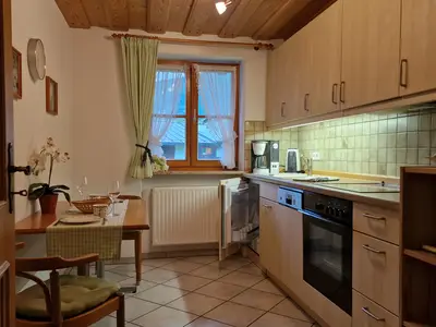 Küche mit Brotzeittisch