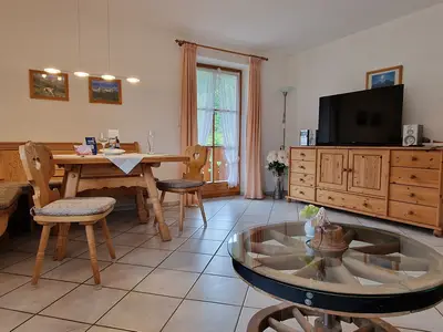 Wohnzimmer mit Eckbank und Sat-TV