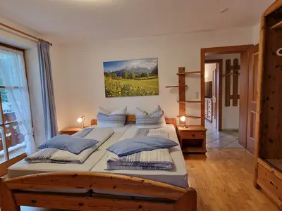 Schlafzimmer mit großem Schrank und Sat-TV