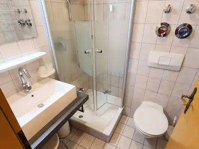 Badezimmer mit Dusche WC Fewo Watzmann Sonnenschein