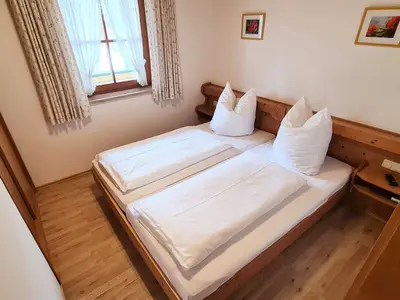 Schlafzimmer mit Doppelbett Fewo Watzmann Sonnenschein