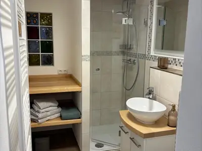 Badezimmer mit Dusche & WC