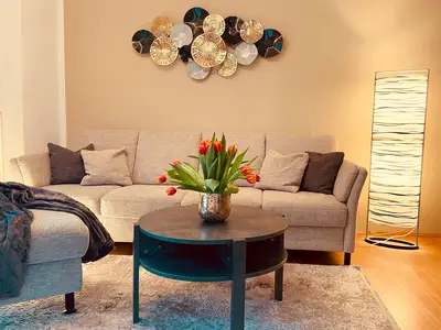 Gemütliche Couch mit variabel stellbarem Hocker