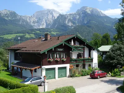 Hausansicht im Sommer