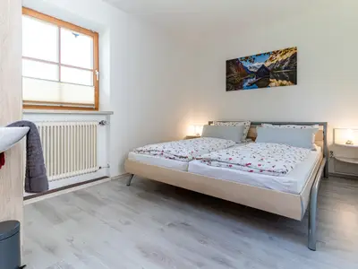 Schlafzimmer mit separaten Waschbecken
