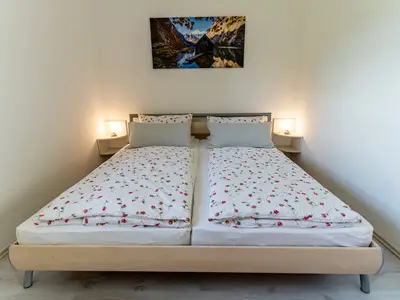 Schlafzimmer mit separaten Waschbecken