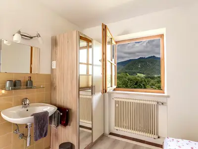 Schlafzimmer mit separaten Waschbecken