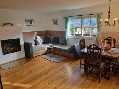25qm Wohnzimmer mit Holz-Kamin, Sofa, Essbereich, Flachbild TV und Küchenzeile
