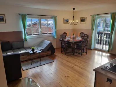 Wohnzimmer mit herrlichem Süd-Ost Bergpanorama und Zugang zum Rundum-Balkon