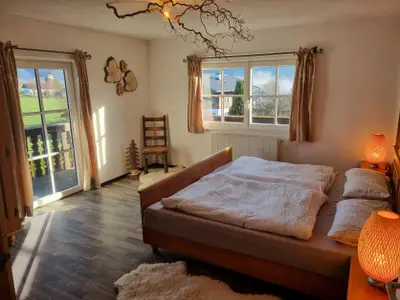 Schlafzimmer im original bayerischen Stil mit Doppelbett, 2 Kleiderschränken und Zugang zum Rundum-Balkon