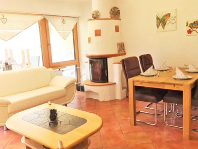 Wohnbereich mit Kamin Fewo Bergpanorama