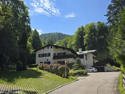 Übersichtsaufnahme des Mehrfamilienhauses (Außenansicht)