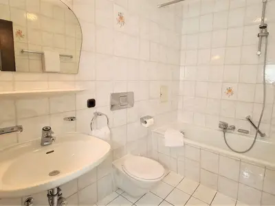 Bad mit Badewanne Fewo Buller