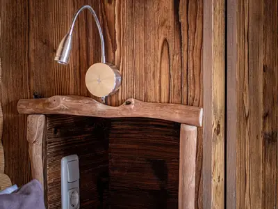 Schlafzimmer mit Leselampe Fewo Gotzenalm