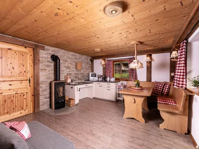 Küche mit Essbereich Fewo Saletalm