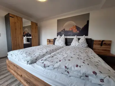 Schlafzimmer mit Doppelbett