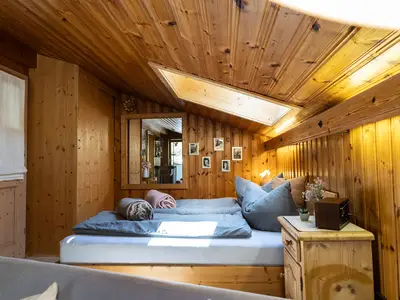 Schlafbereich mit französischem Bett (160/200) und Kleiderschrank