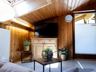 Wohnbereich mit TV ECKE und Balkontüre