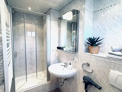 Badezimmer mit Dusche und WC