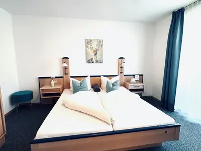 Schlafzimmer mit Kleiderschrank und Balkonzugang