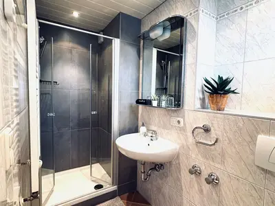 Badezimmer mit Dusche und WC