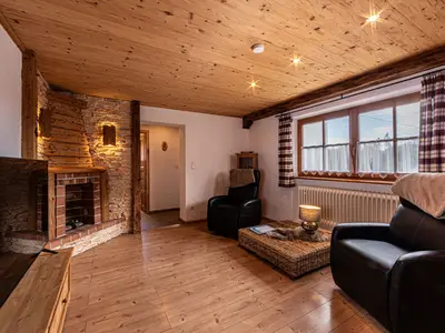 Gemütlicher Wohnbereich mit Kamin Fewo Königsbachalm