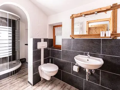 Bad mit Dusche WC Fewo Gotzenalm
