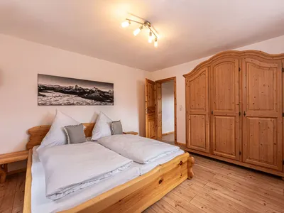 Schlafzimmer mit Doppelbett Fewo Königsbachalm