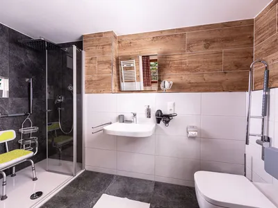 Bad mit bodengleicher Dusche Fewo Saletalm