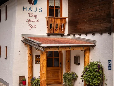 Eingang Haus BergGesundZeit Fewo Saletalm