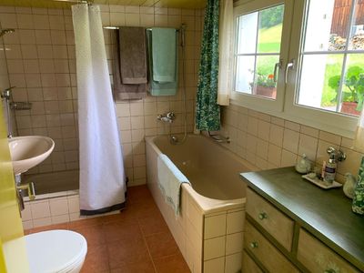 Badezimmer mit Dusche und Badewanne