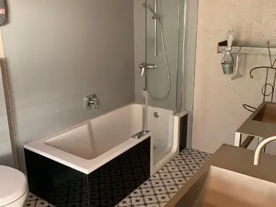 Duschbadewanne mit seitlicher Einstiegstüre