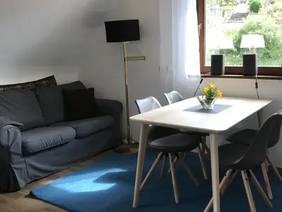 Küche mit Essplatz und Couch