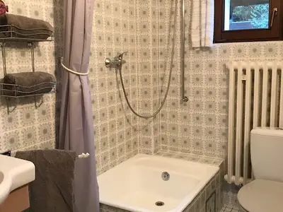 Bad mit Dusche und WC