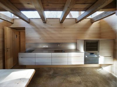Tischler-Holzküche mit Weinkühler und Lehmboden