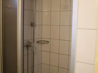 Wohnung B Duschraum 1