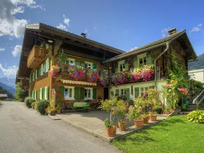 Hausansicht Sommer Terrasse