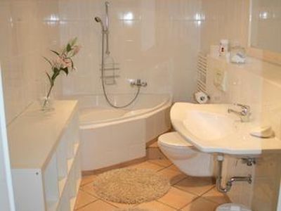 Badezimmer 2 mit Eckbadewanne und Toilette