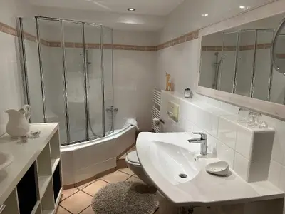 geräumiges Bad mit Eckbadewanne