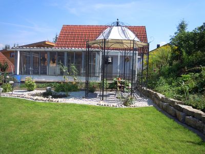 Blick auf die Tierhalle mit Außenvolliere -  im Familiengarten