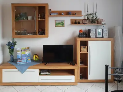 Wohnzimmer mit Schrankwand - TV und Stereoanlage