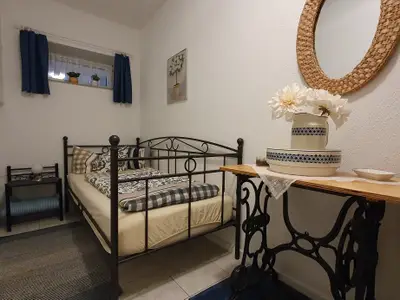 Einzelzimmer mit Schminktisch