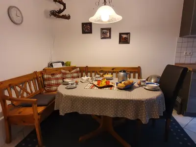 Küche - gemütlicher Essplatz mit Eckbank u. Stühlen