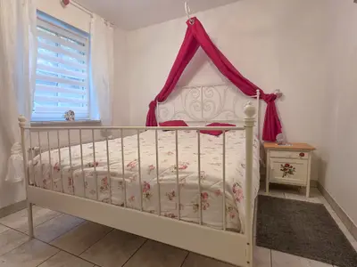 Schlafzimmer mit Doppelbett - 2 Matratzen je 80 x 200 cm