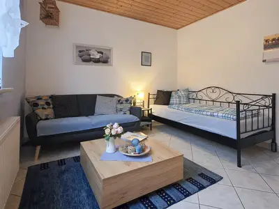 Wohnzimmer - Blick auf Sofa und Bett